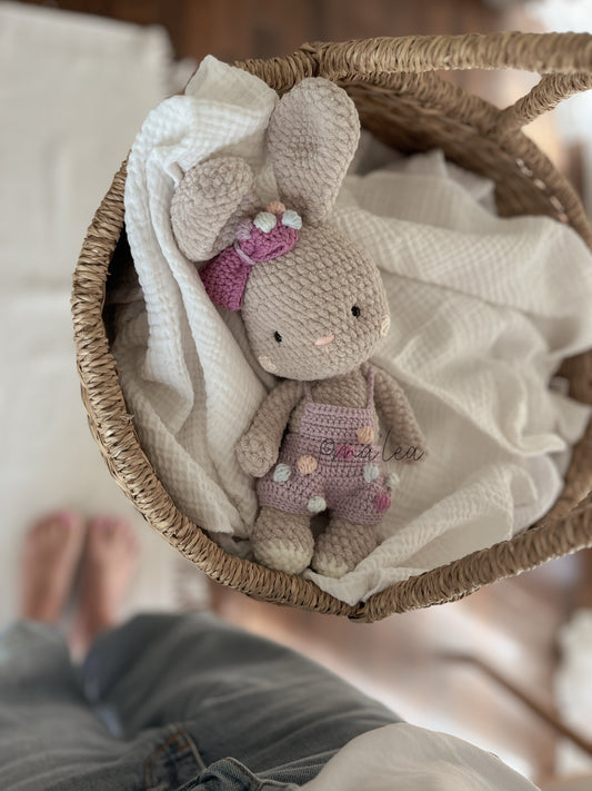 Häschen Maye mit bunten Punkte auf lila Hose Kuscheltier ma'lea