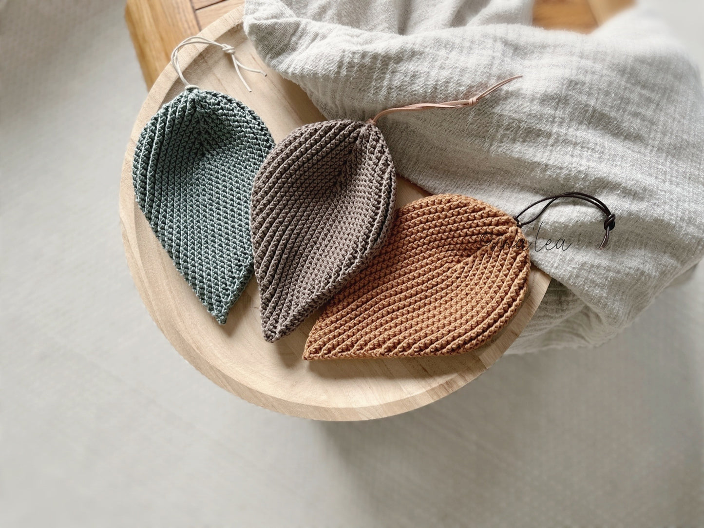 Handgemachter karamellfarbener Topflappen in Blattform