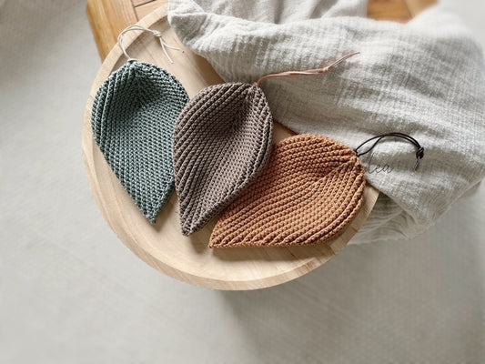 Handgemachter salbeifarbener Topflappen in Blattform Topflappen malea.boutique