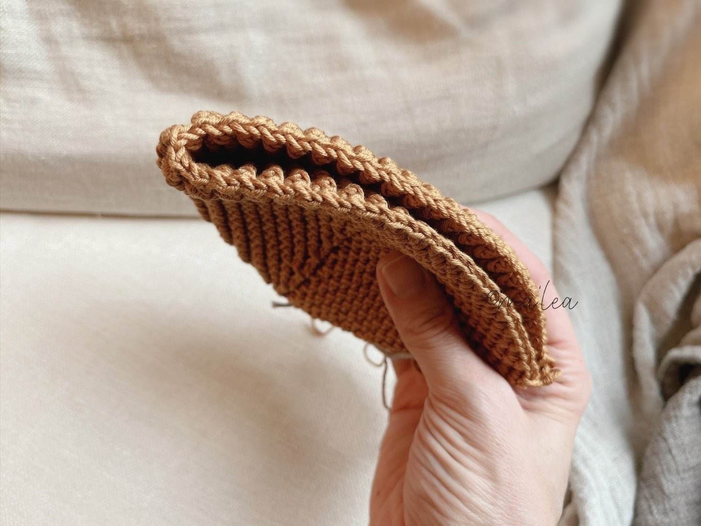 Handgemachter taupefarbener Topflappen in Blattform