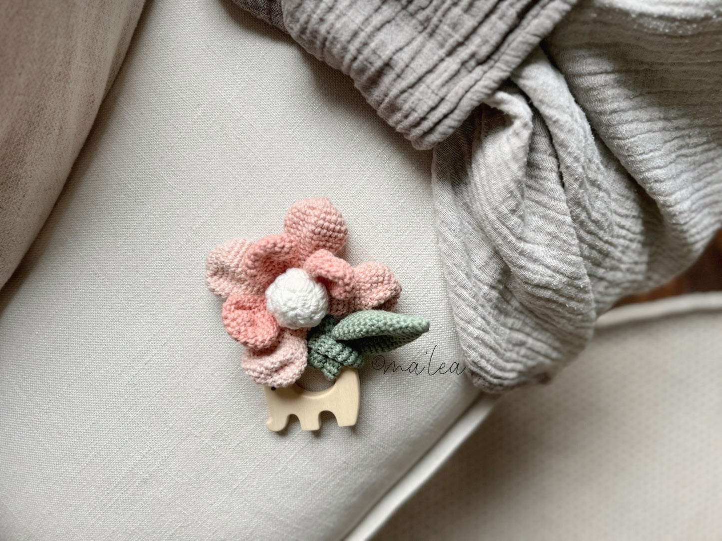 Blumenrassel mit Elefantengreifling