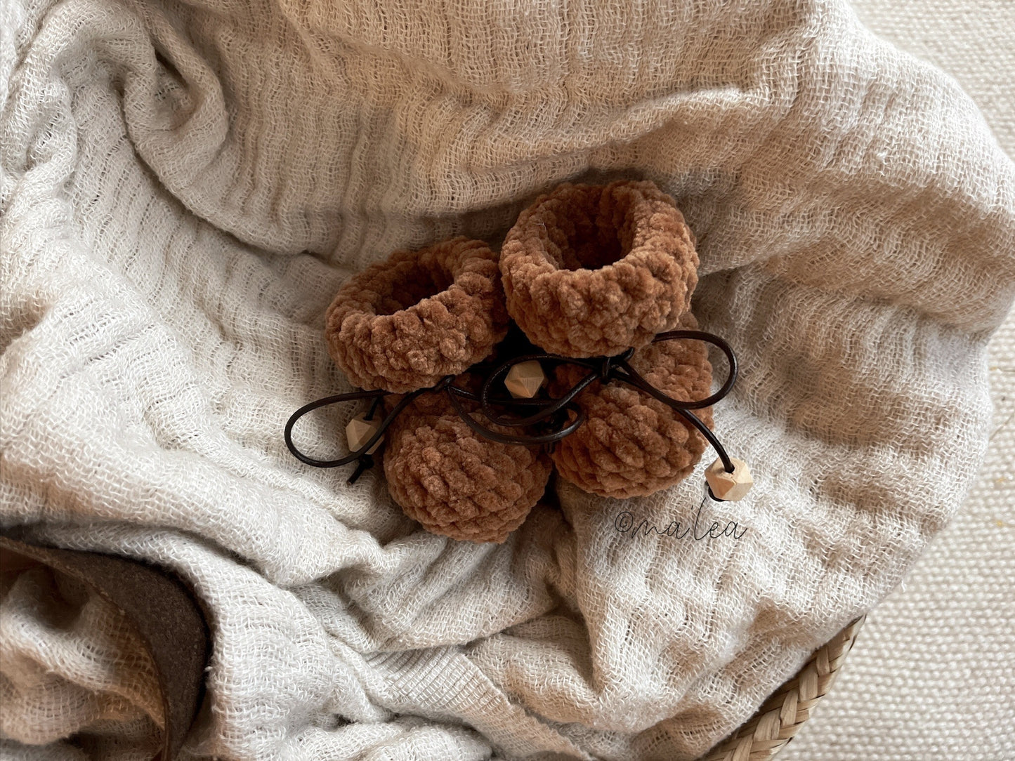 Plushy Booties mit Lederband