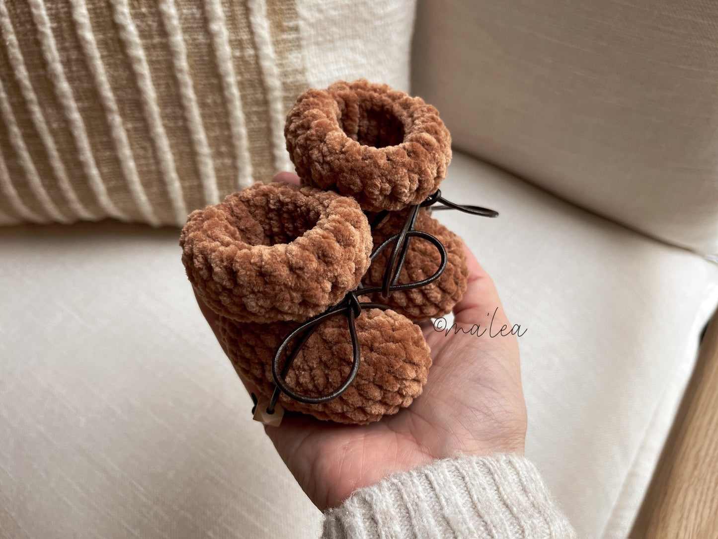 Plushy Booties mit Lederband