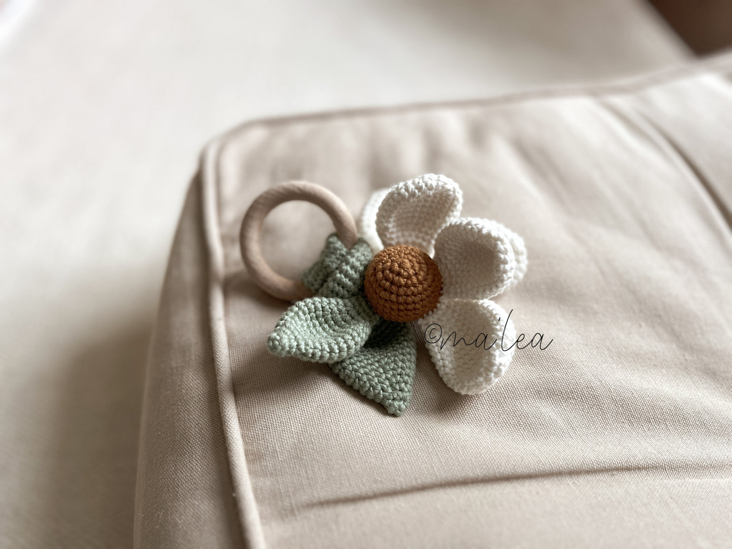 Blumenrassel mit Holzgreifling Babyrassel ma'lea