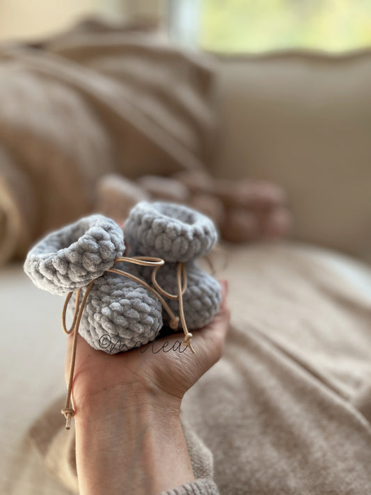 Plushy Booties mit Lederband Babysocken ma'lea