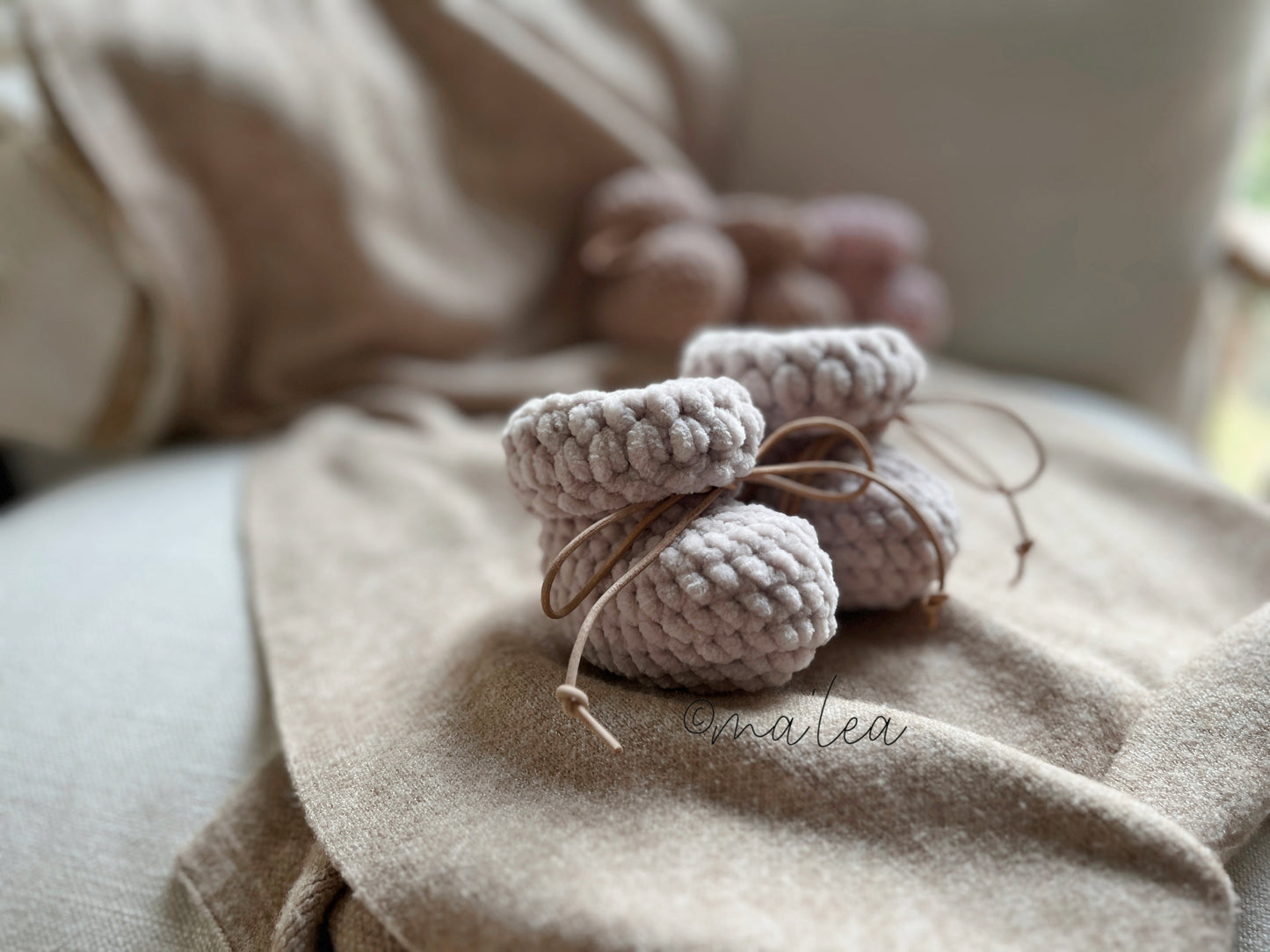 Plushy Booties mit Lederband