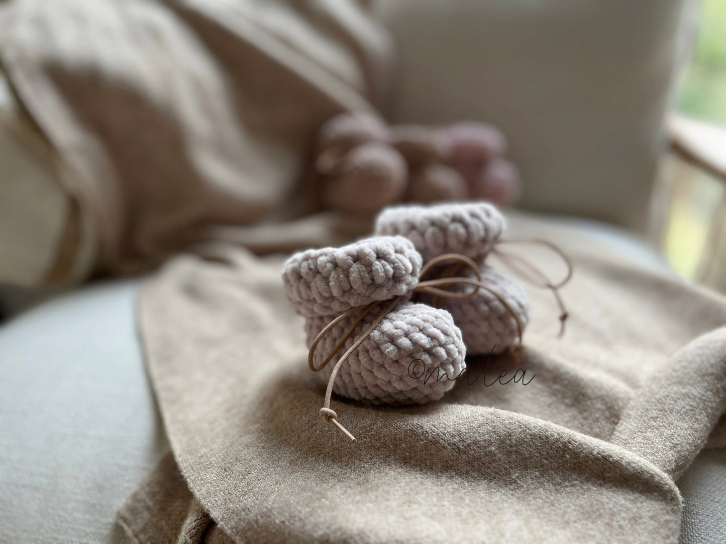 Plushy Booties mit Lederband
