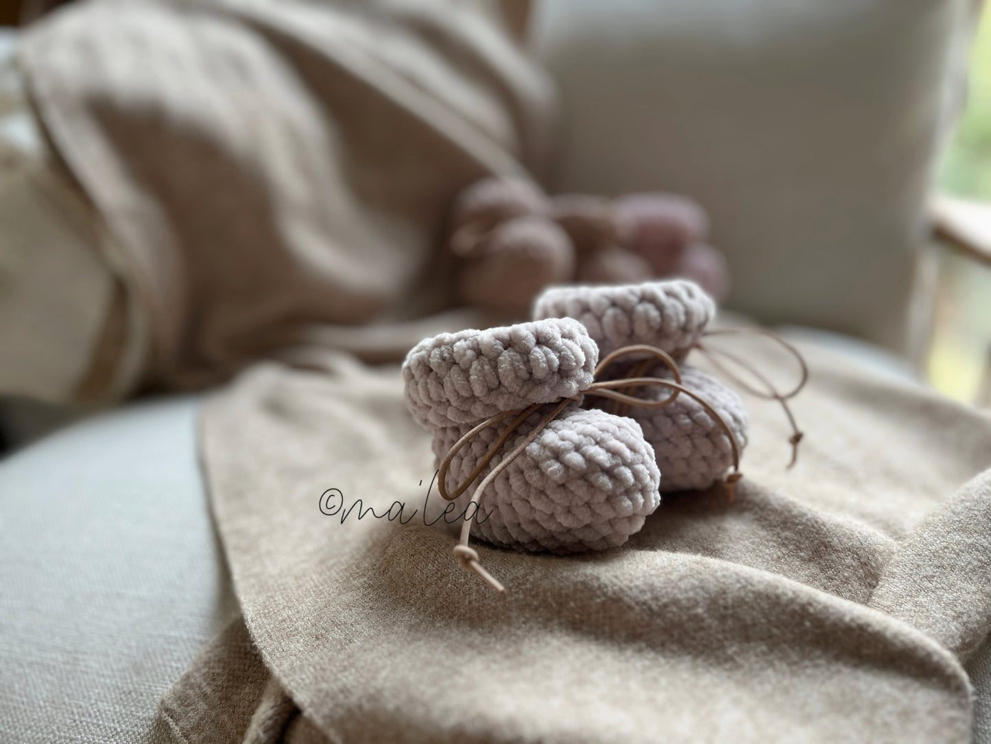 Plushy Booties mit Lederband