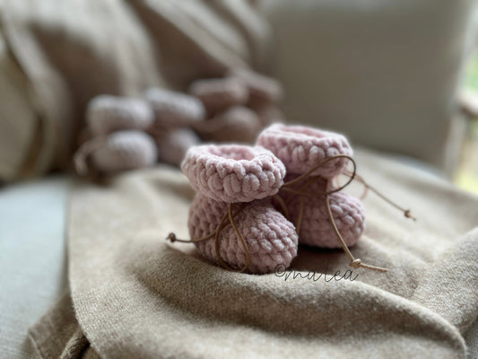Plushy Booties mit Lederband Babysocken ma'lea
