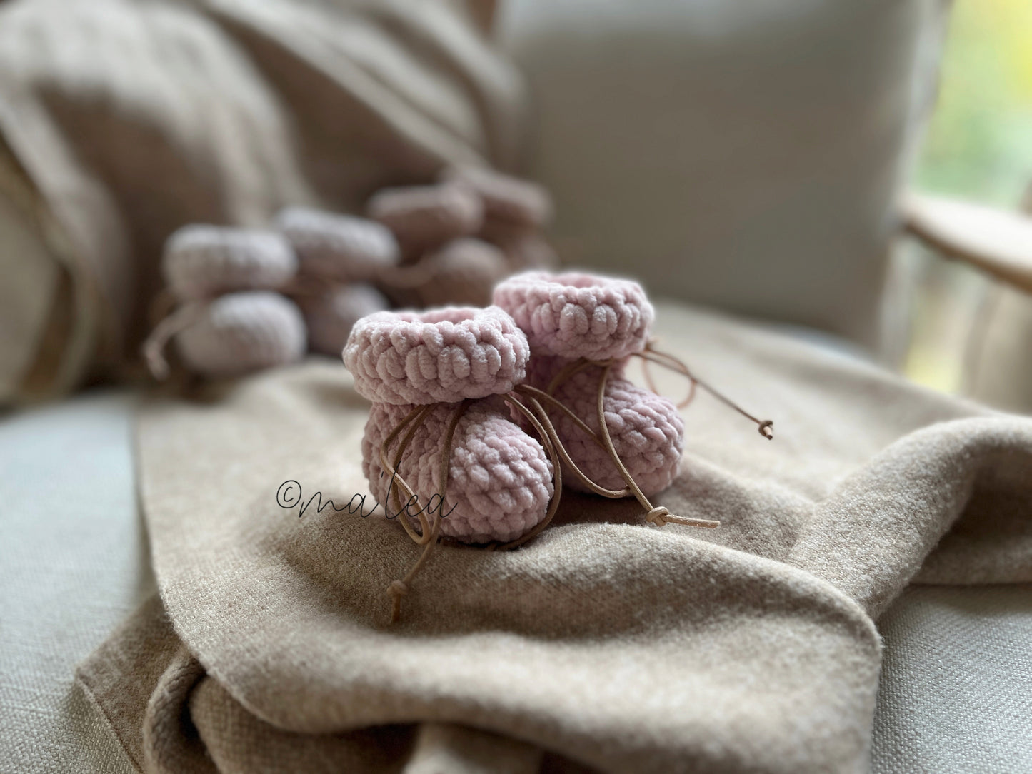 Plushy Booties mit Lederband