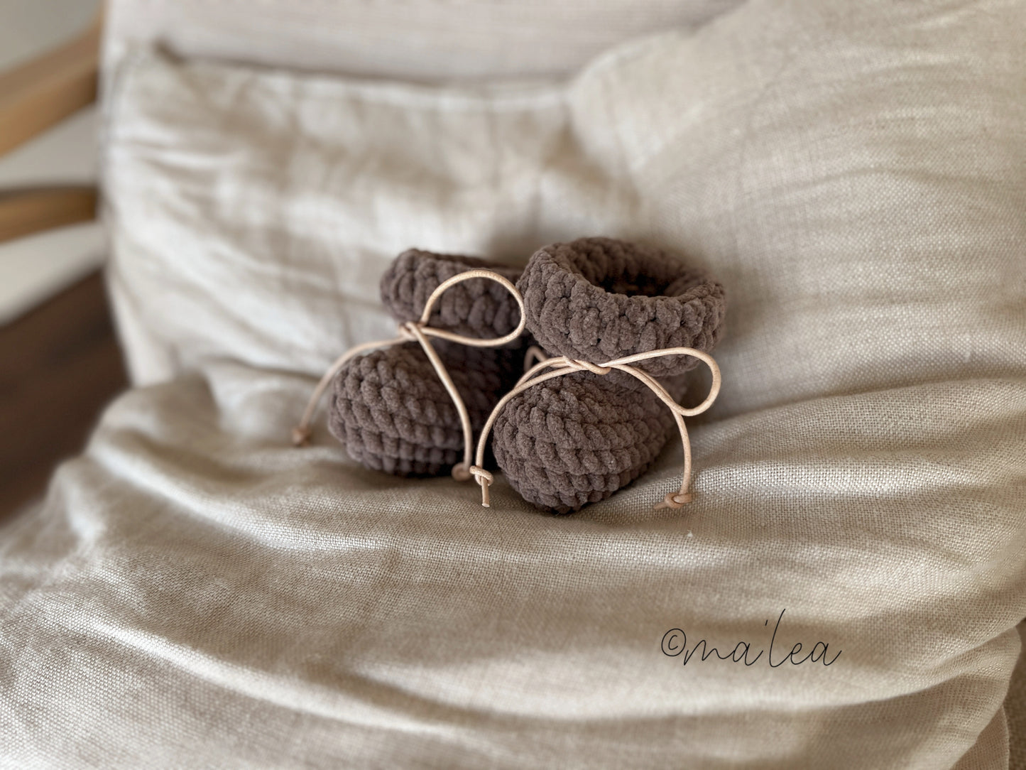 Plushy Booties mit Lederband