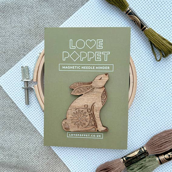 Love Poppet - sitzender Hase - Magnetischer Nadelhalter Nadelhalter Love Poppet