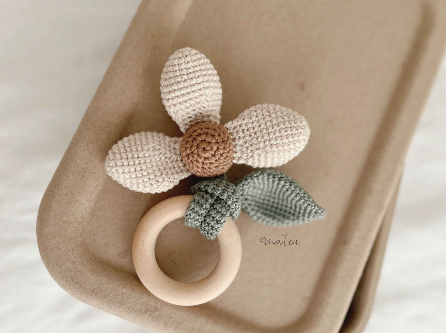 Häkelanleitung Blumengreifling - Digitale Anleitung für einen kreativen Greifling (Deutsch, Englisch & Französisch) - Malea.boutique