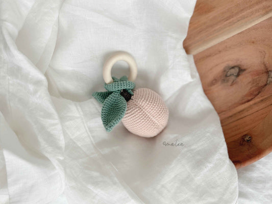 Pfirsichrassel für Babys mit Greifling – Spass und Sicherheit beim Spielen - Malea.boutique