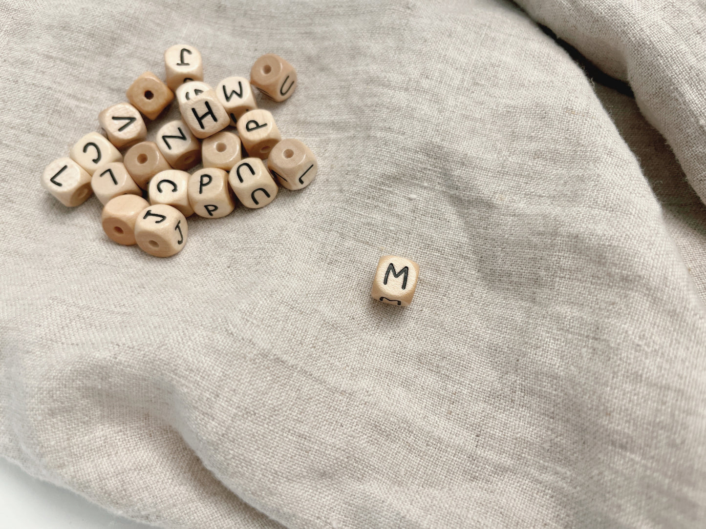 Geprägte Buchstabenwürfel, 10 mm, M