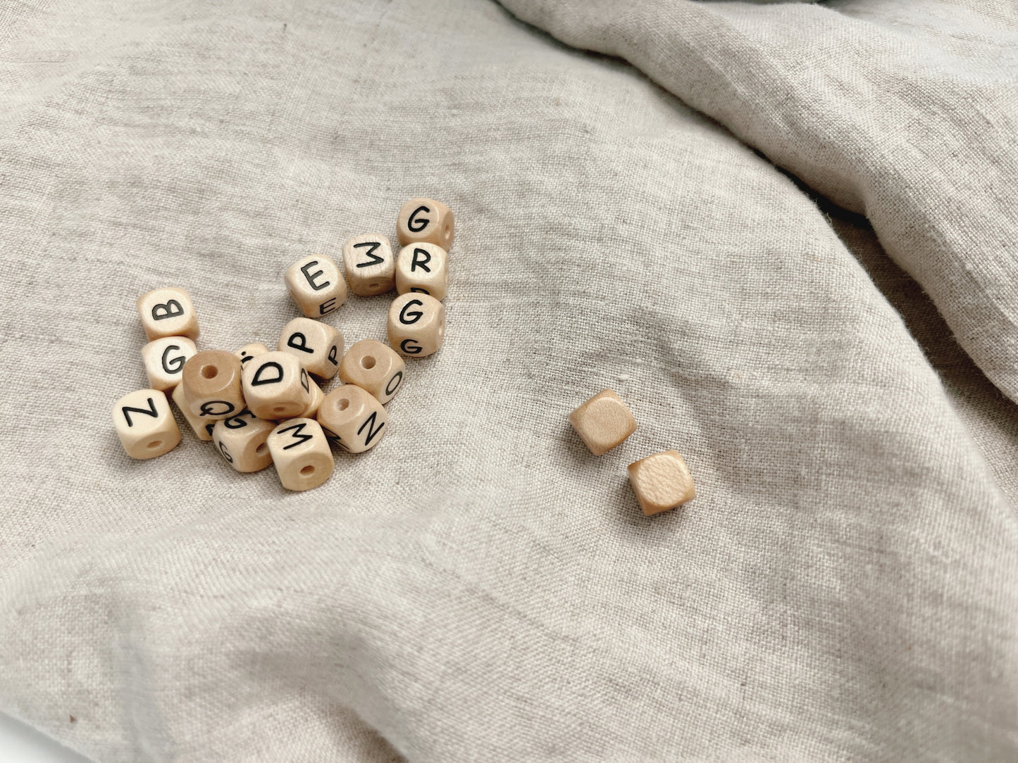 Geprägte Buchstabenwürfel, 10 mm, Abstandhalter