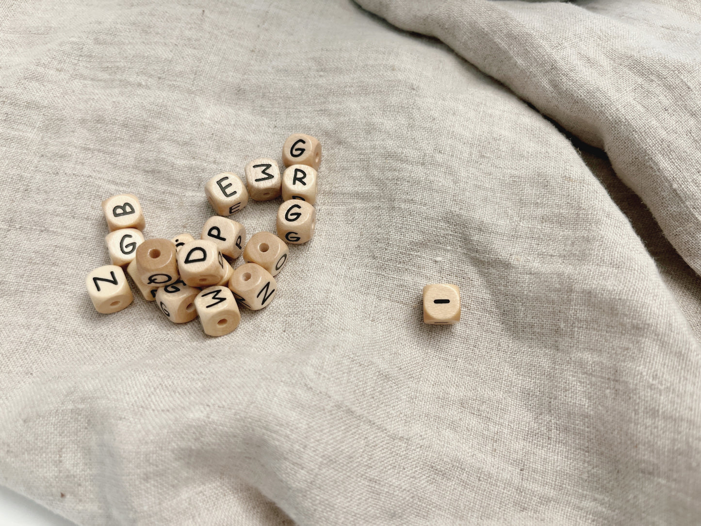 Geprägte Buchstabenwürfel, 10 mm, Bindestrich