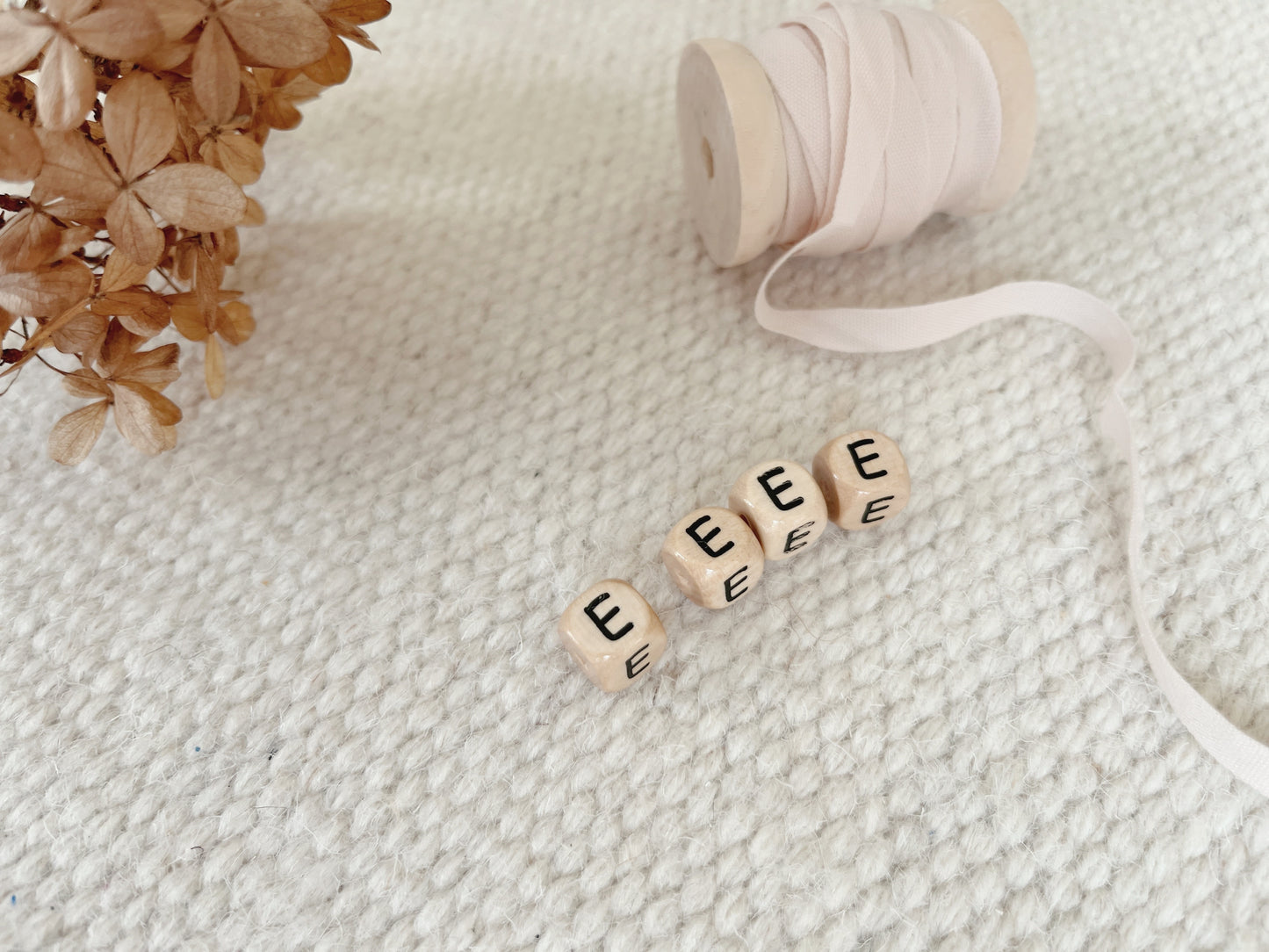 Geprägte Buchstabenwürfel, 10 mm, E Dunkel malea.boutique