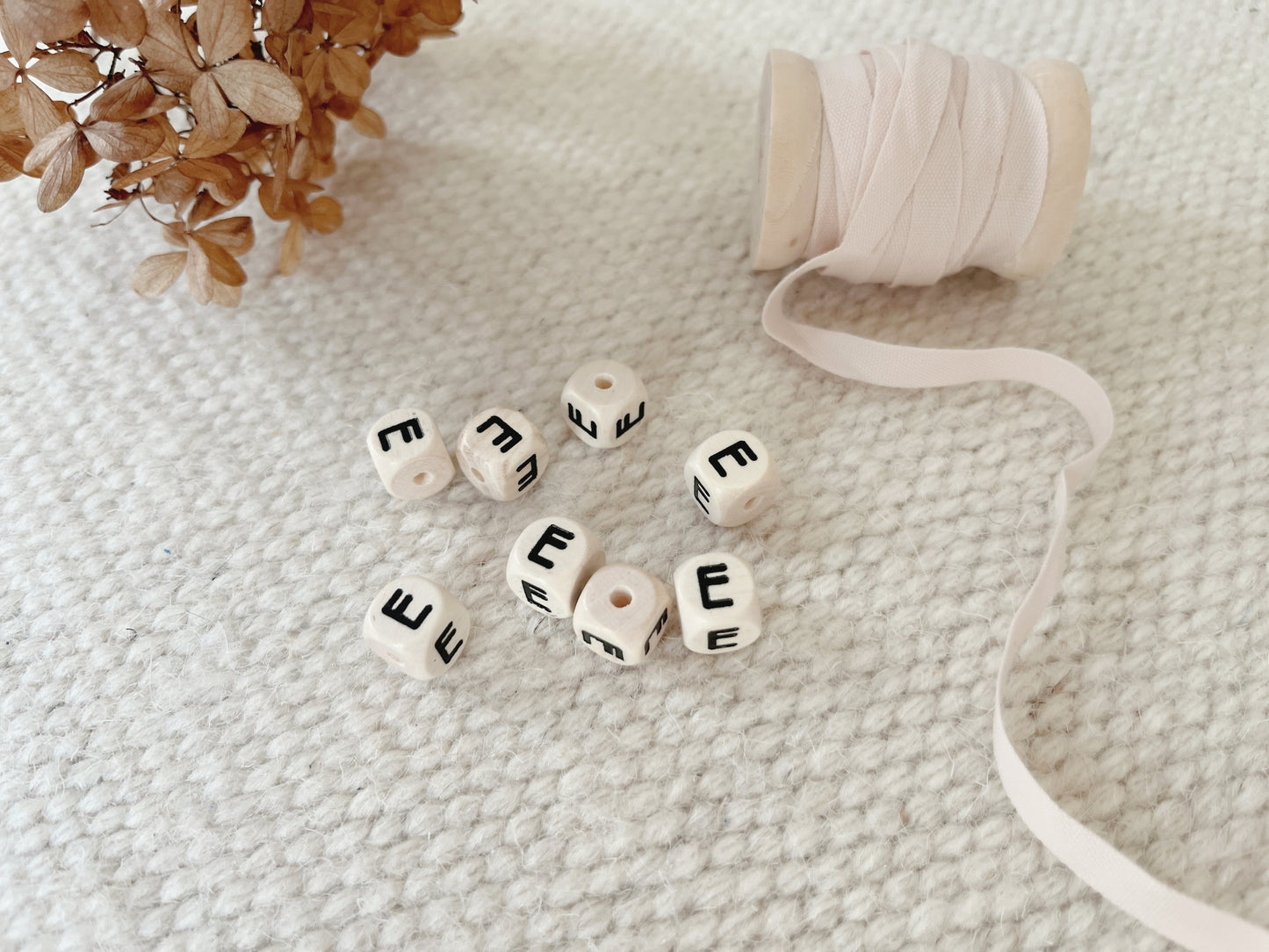 Geprägte Buchstabenwürfel, 10 mm, E Hell malea.boutique