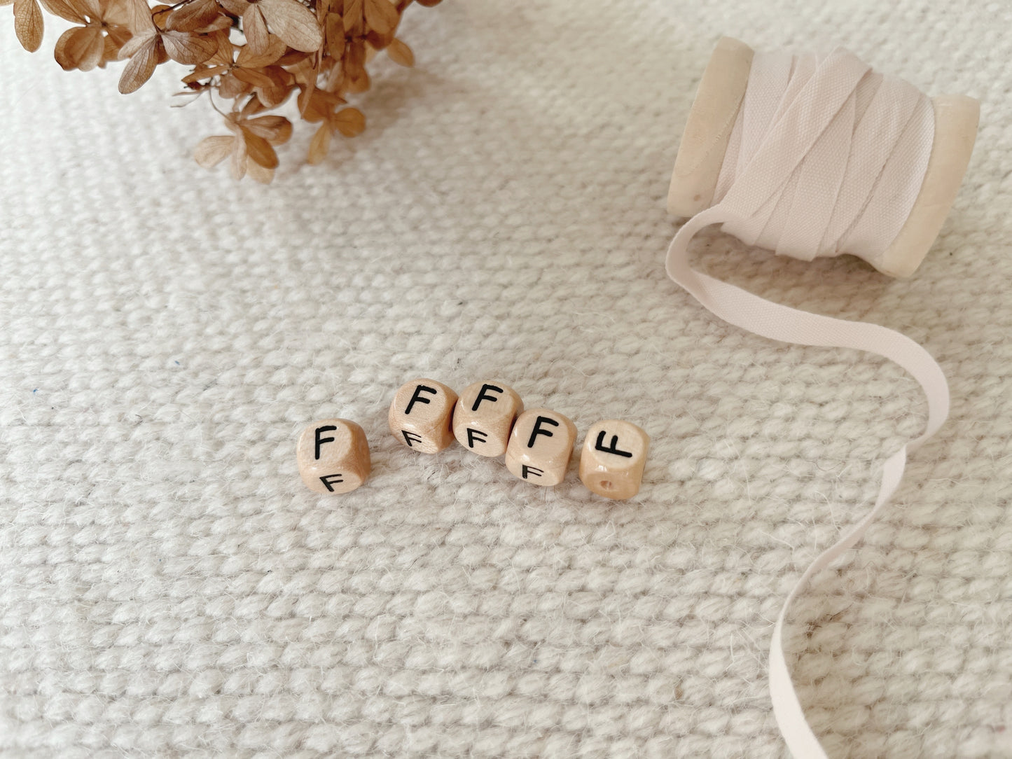 Geprägte Buchstabenwürfel, 10 mm, F Dunkel malea.boutique
