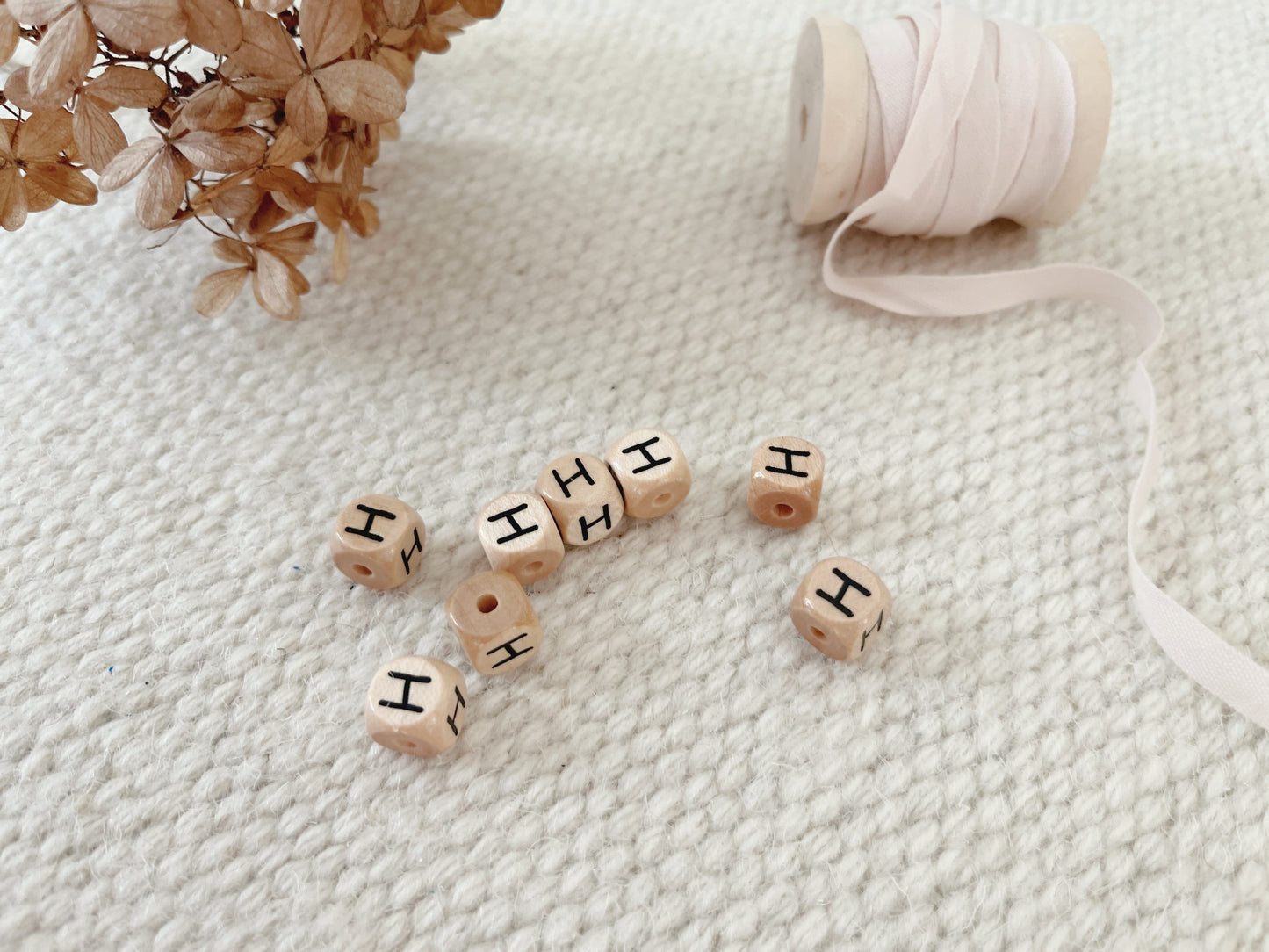 Geprägte Buchstabenwürfel, 10 mm, H Dunkel malea.boutique