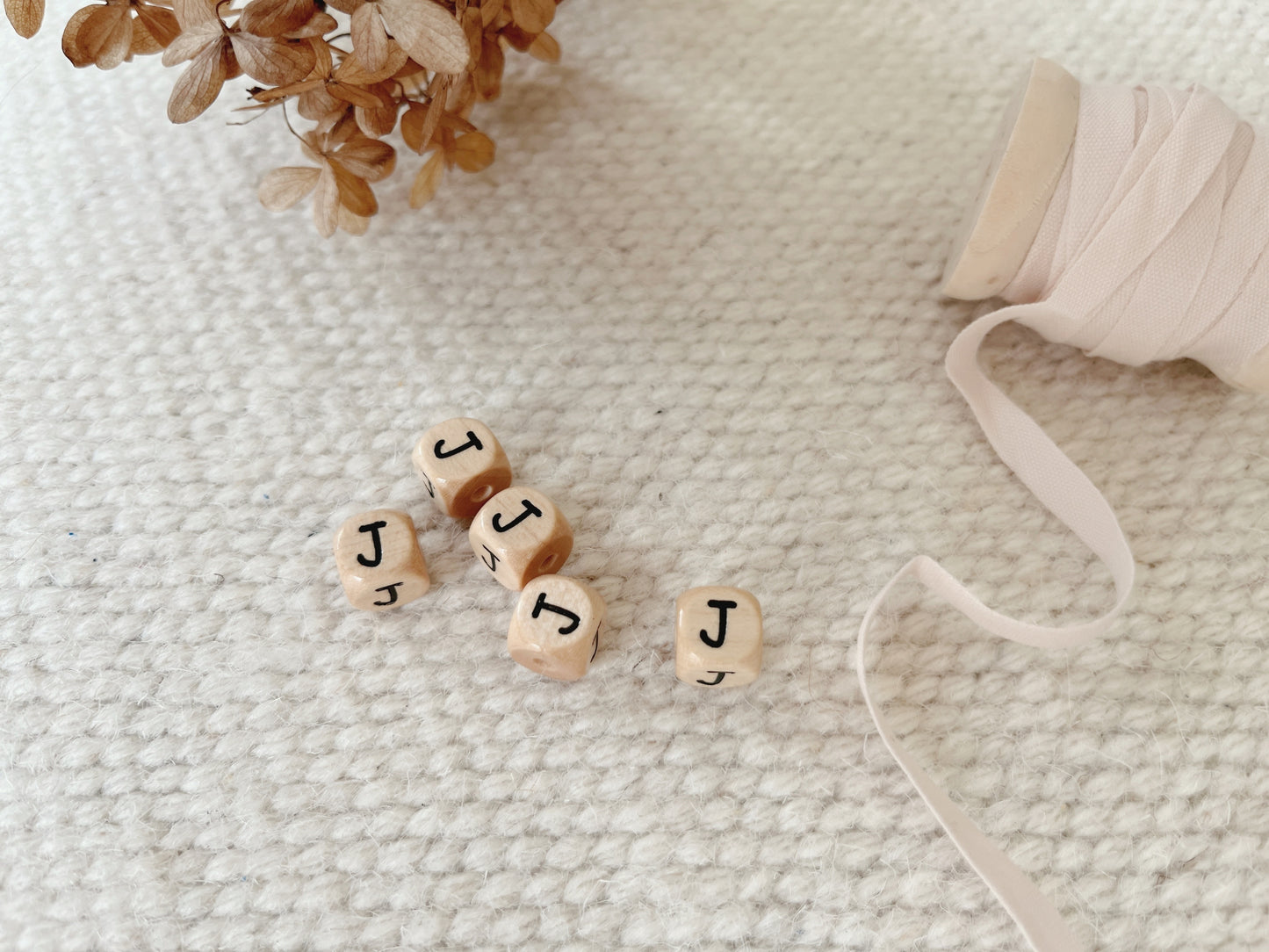 Geprägte Buchstabenwürfel, 10 mm, J Dunkel malea.boutique