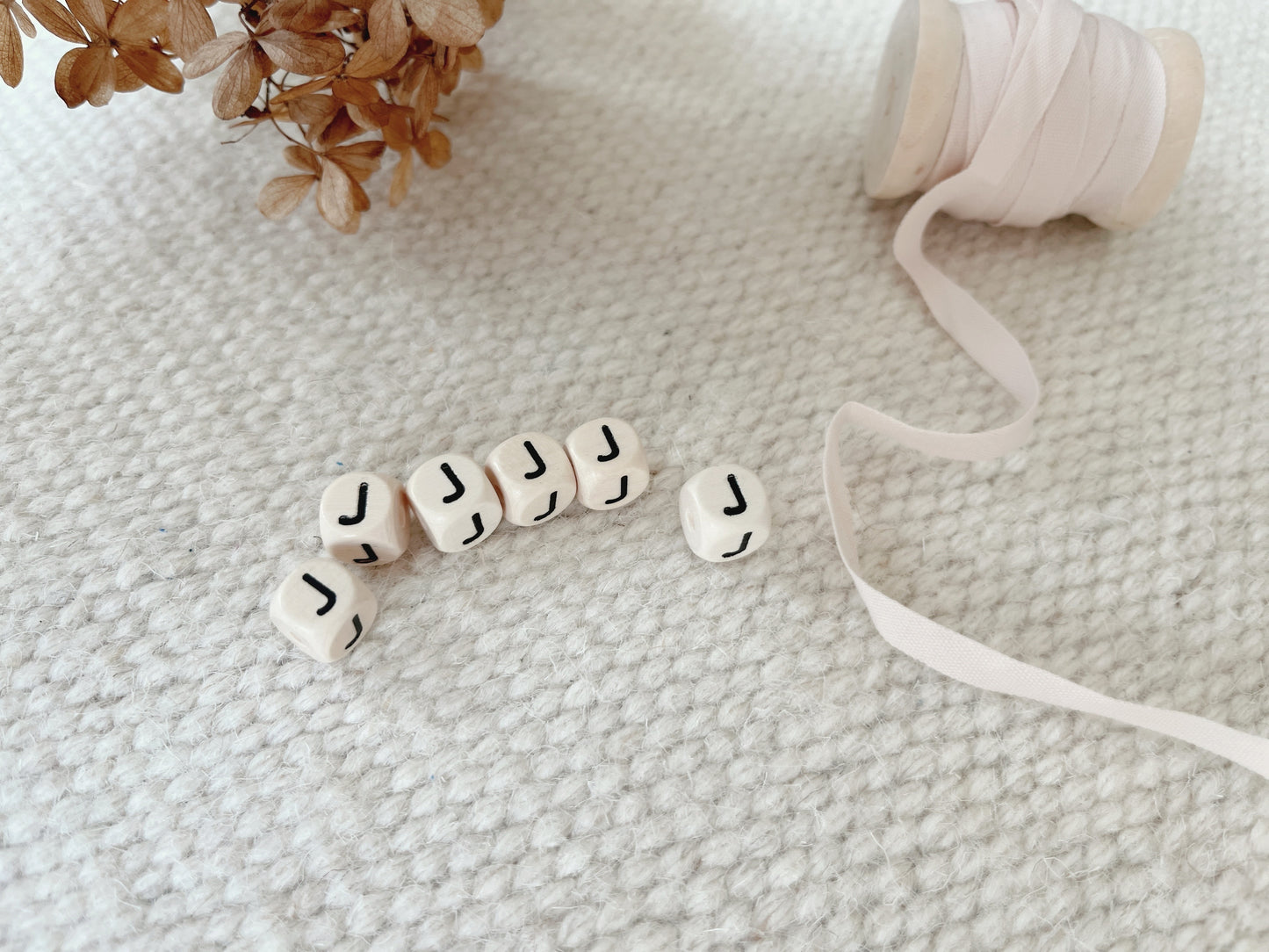 Geprägte Buchstabenwürfel, 10 mm, J Hell malea.boutique