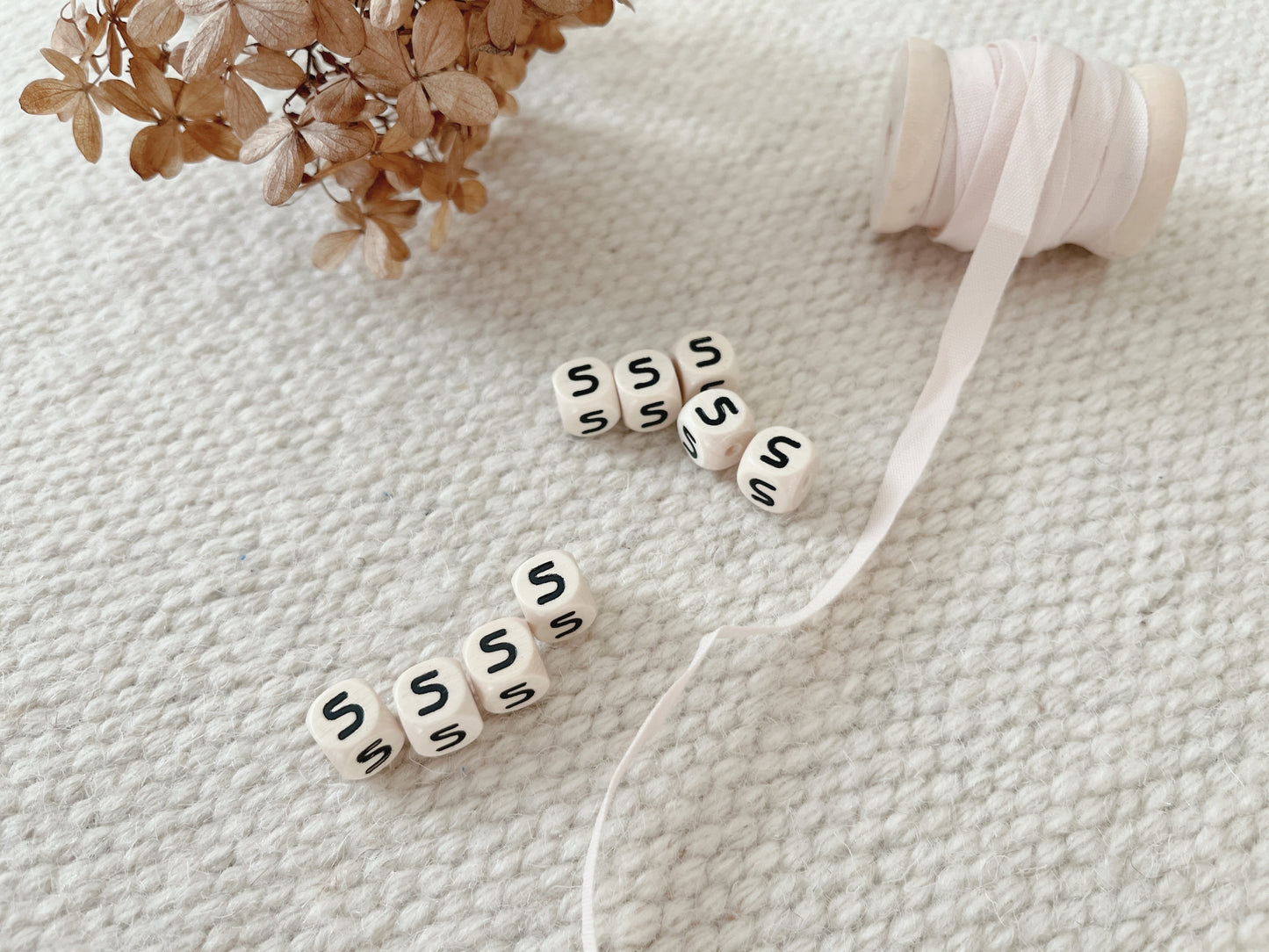 Geprägte Buchstabenwürfel, 10 mm, S Hell malea.boutique