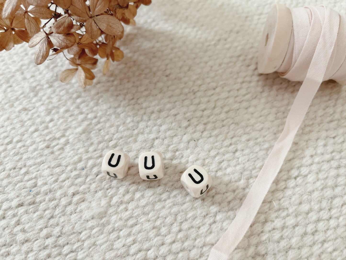 Geprägte Buchstabenwürfel, 10 mm, U Hell malea.boutique