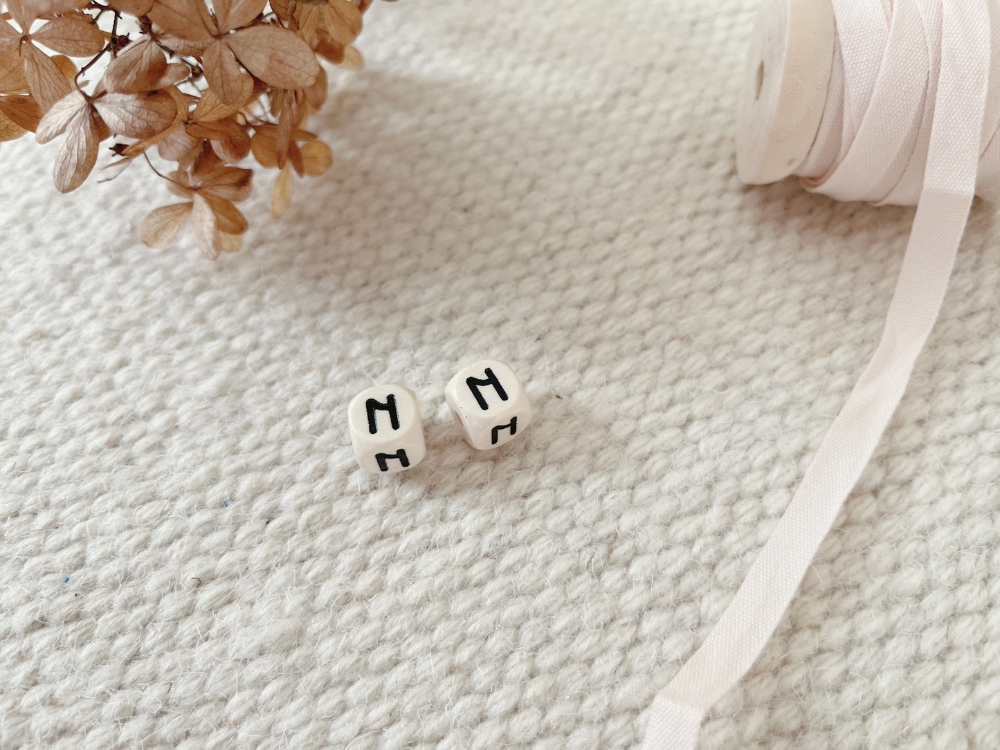 Geprägte Buchstabenwürfel, 10 mm, N Hell malea.boutique