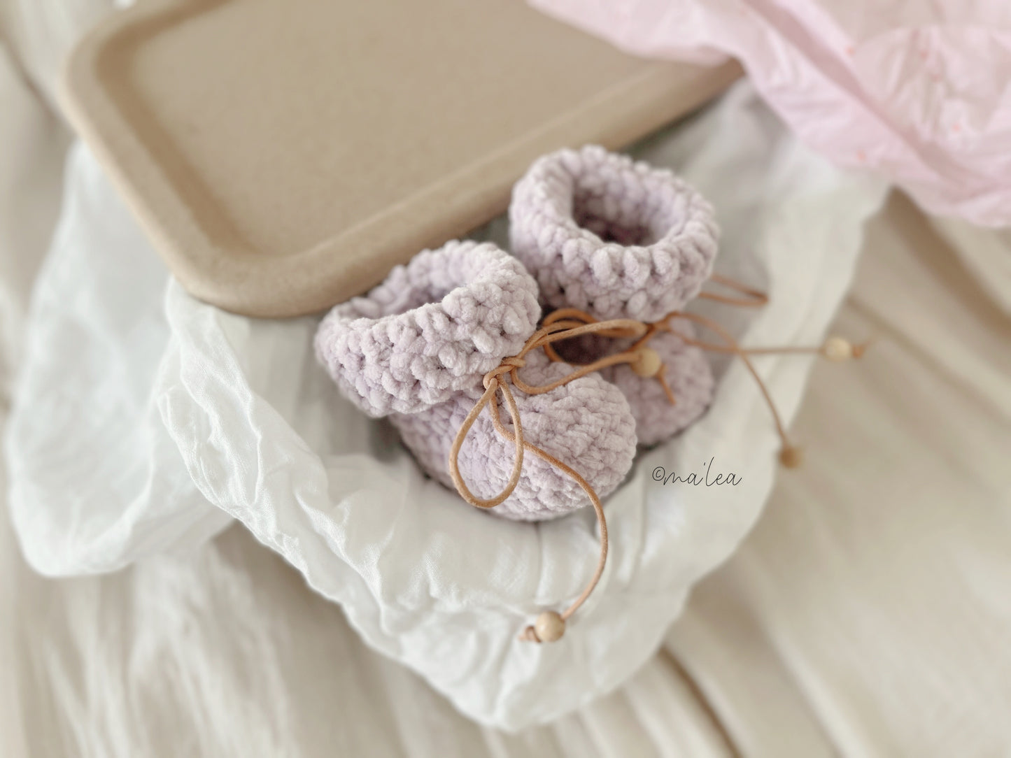 Plushy Booties mit Lederband