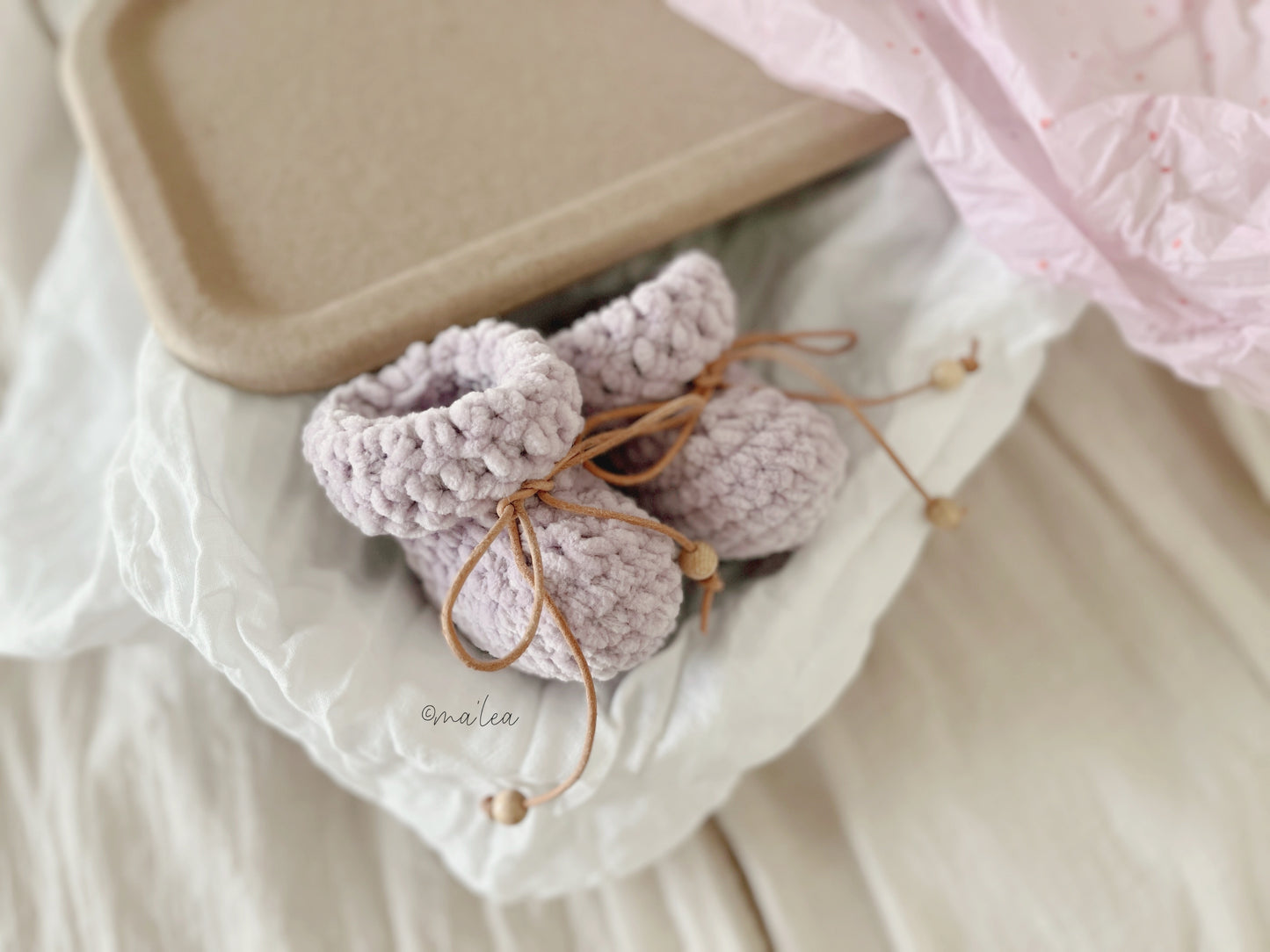 Plushy Booties mit Lederband