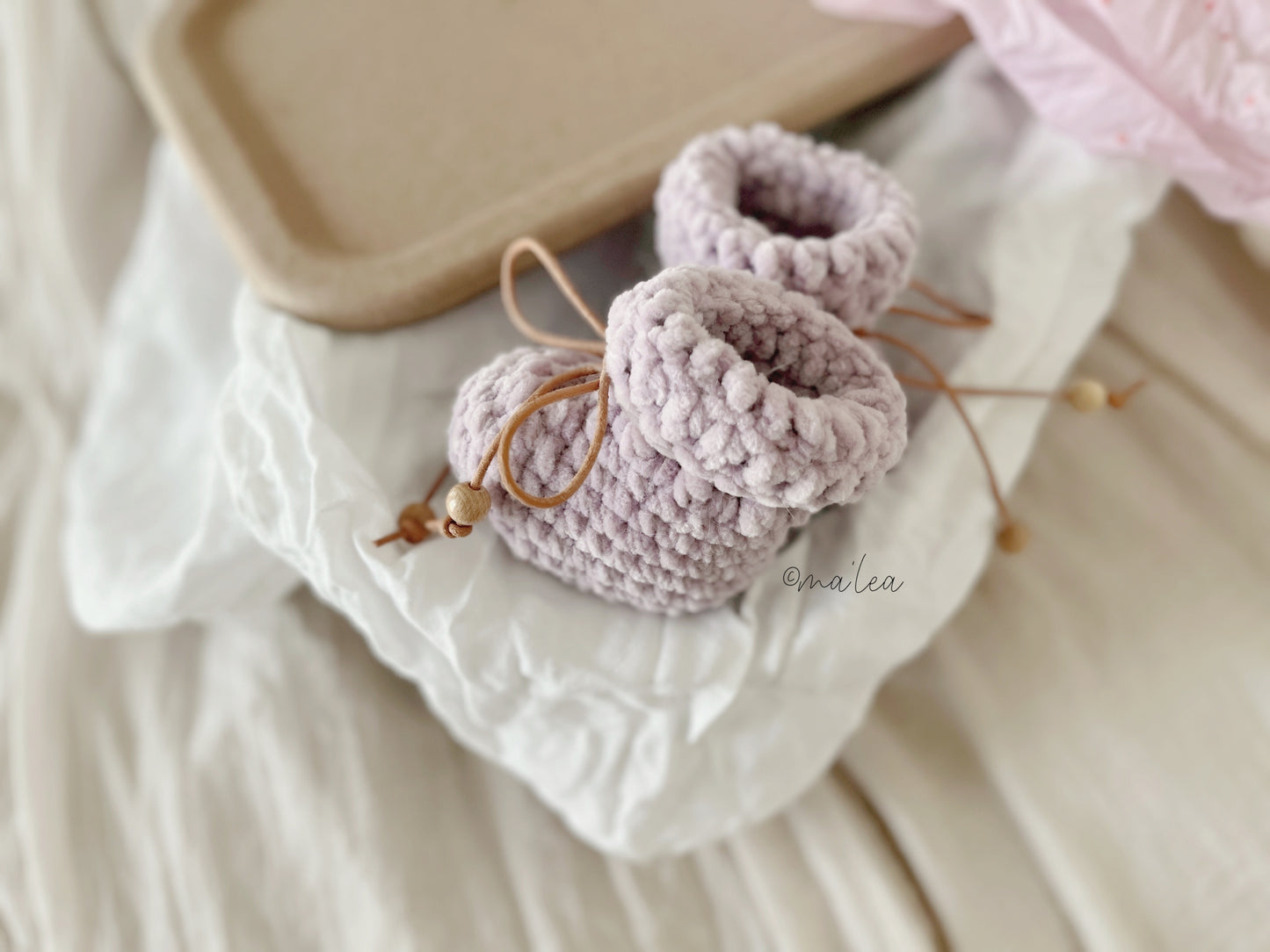 Plushy Booties mit Lederband