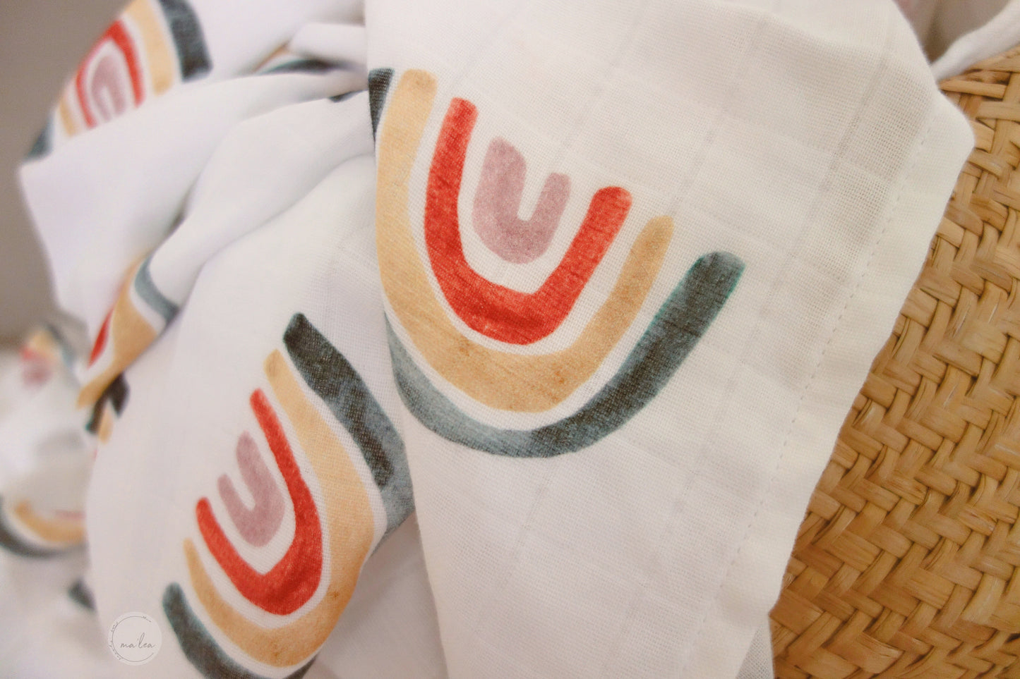 Musseline Sommerdecke mit Regenbogenmotiv