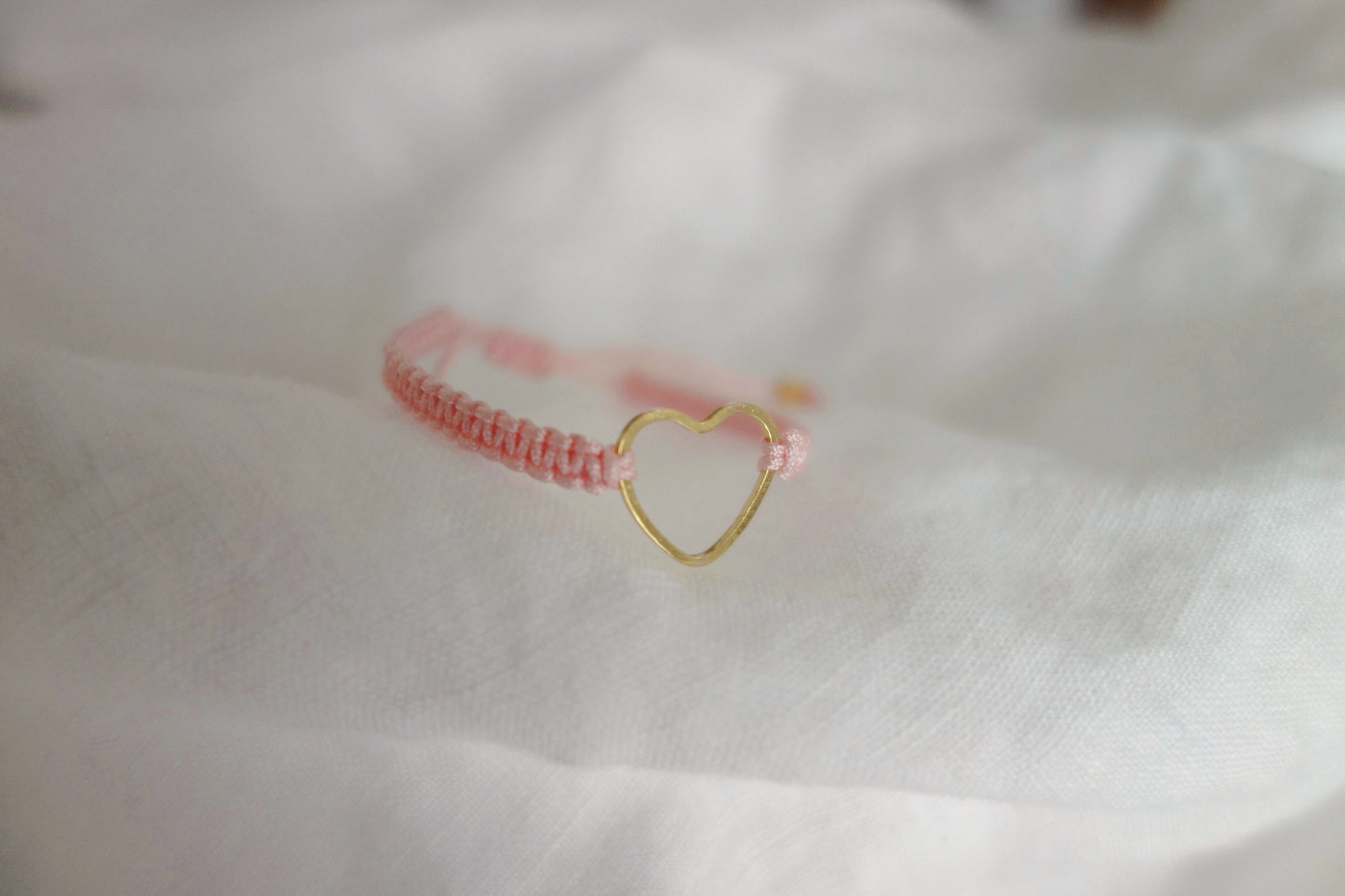 Kinder Macramé-Armband Hellrosa mit goldenem Herz