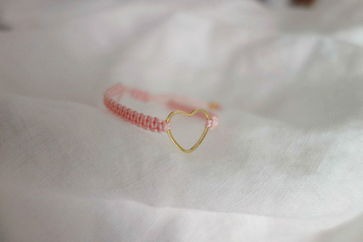 Kinder Macramé-Armband mit Herz in Hellrosa und Gold - Malea.boutique