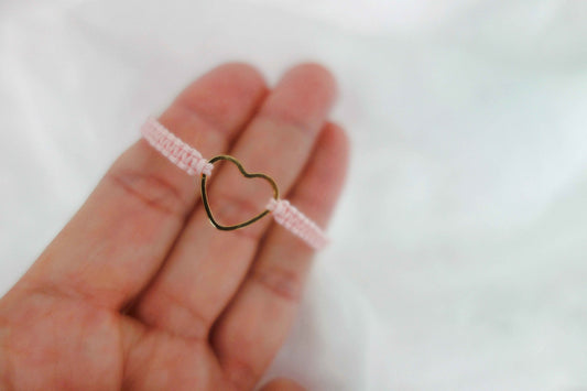 Kinder Macramé-Armband mit Herz in Hellrosa und Gold - Malea.boutique