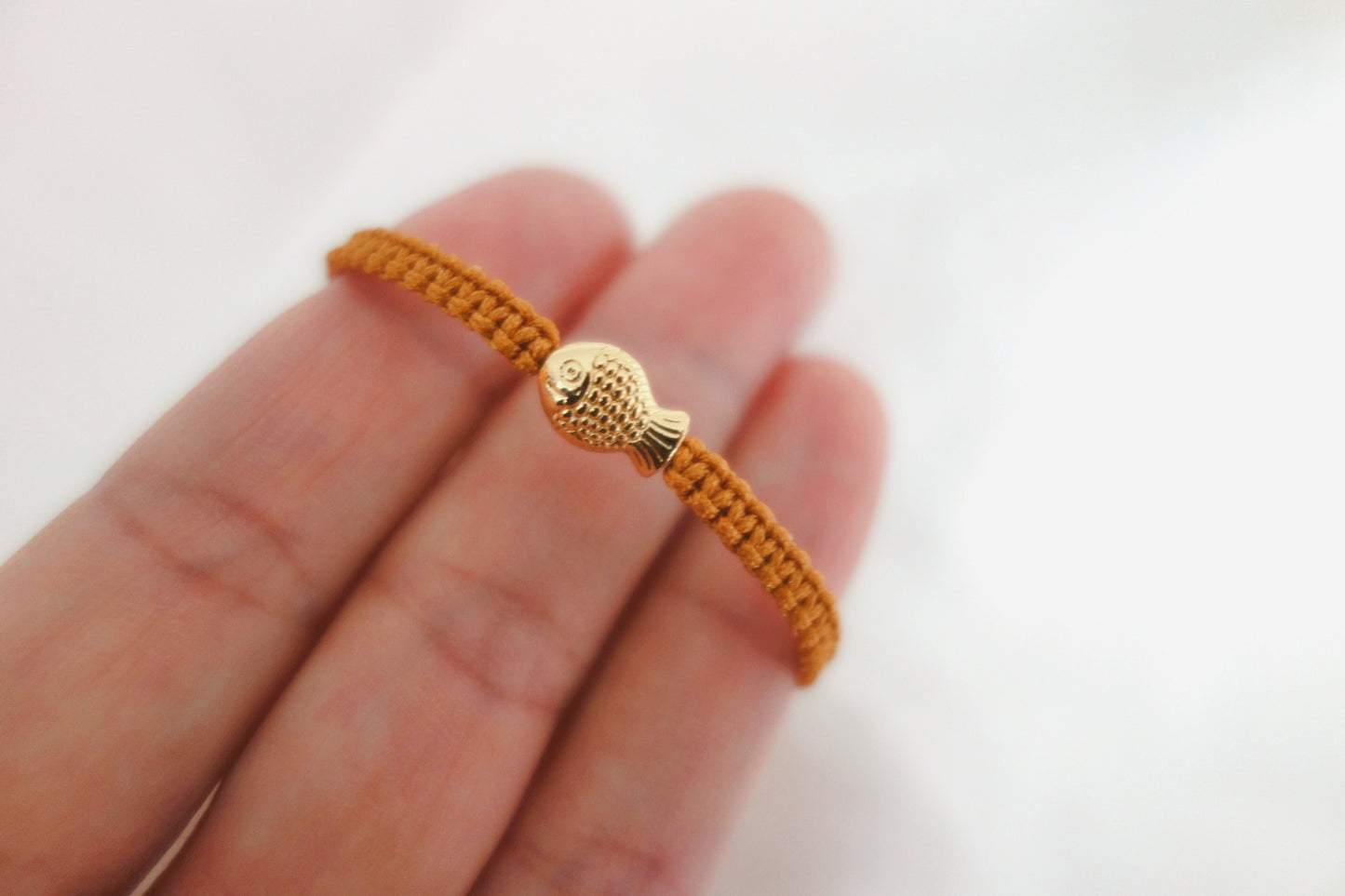 Kinder Macramé-Armband Braun mit goldenem Fisch