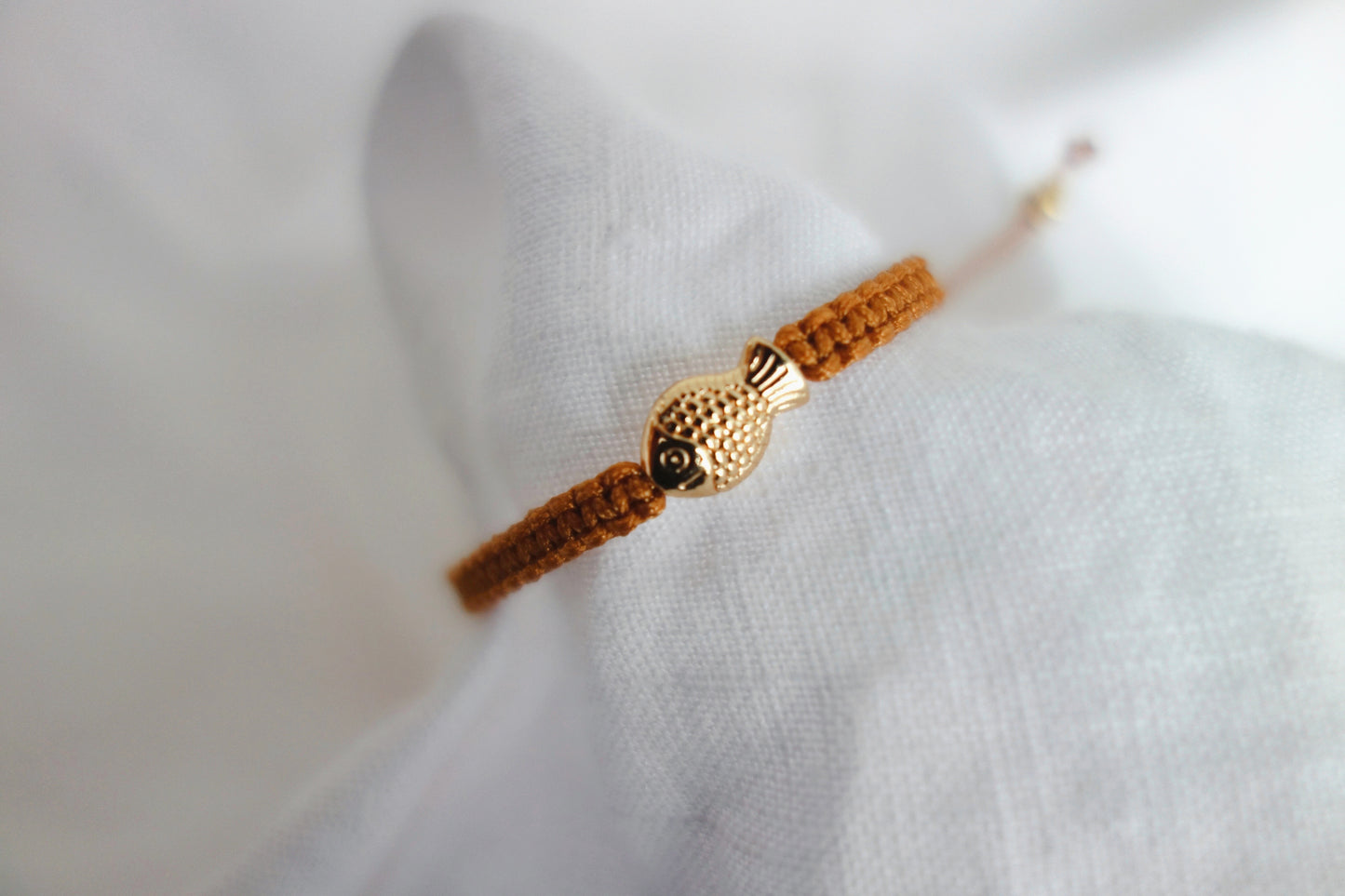 Kinder Macramé-Armband Braun mit goldenem Fisch
