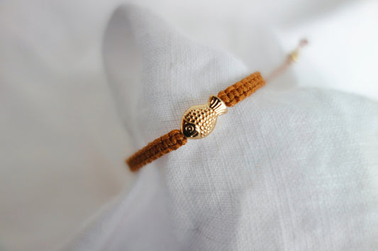 Kinder Macramé-Armband Braun mit goldenem Fisch Armband Lykke lille