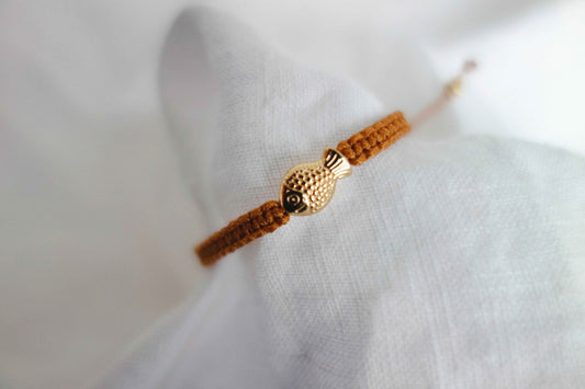 Kinder Macramé-Armband Braun mit goldenem Fisch - Malea.boutique