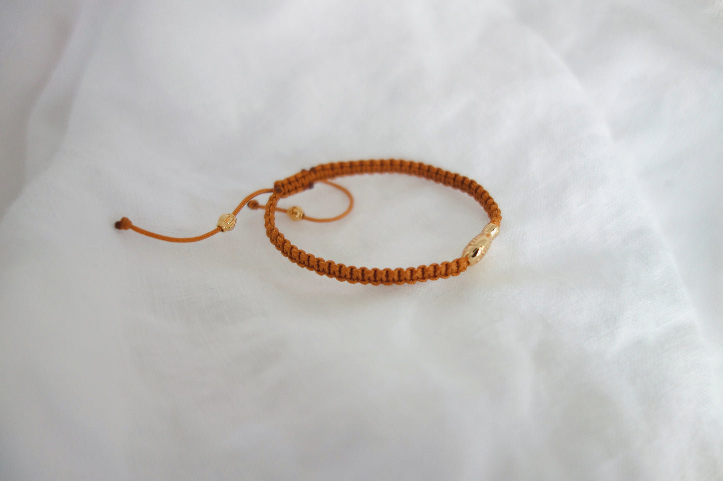 Kinder Macramé-Armband Braun mit goldenem Fisch