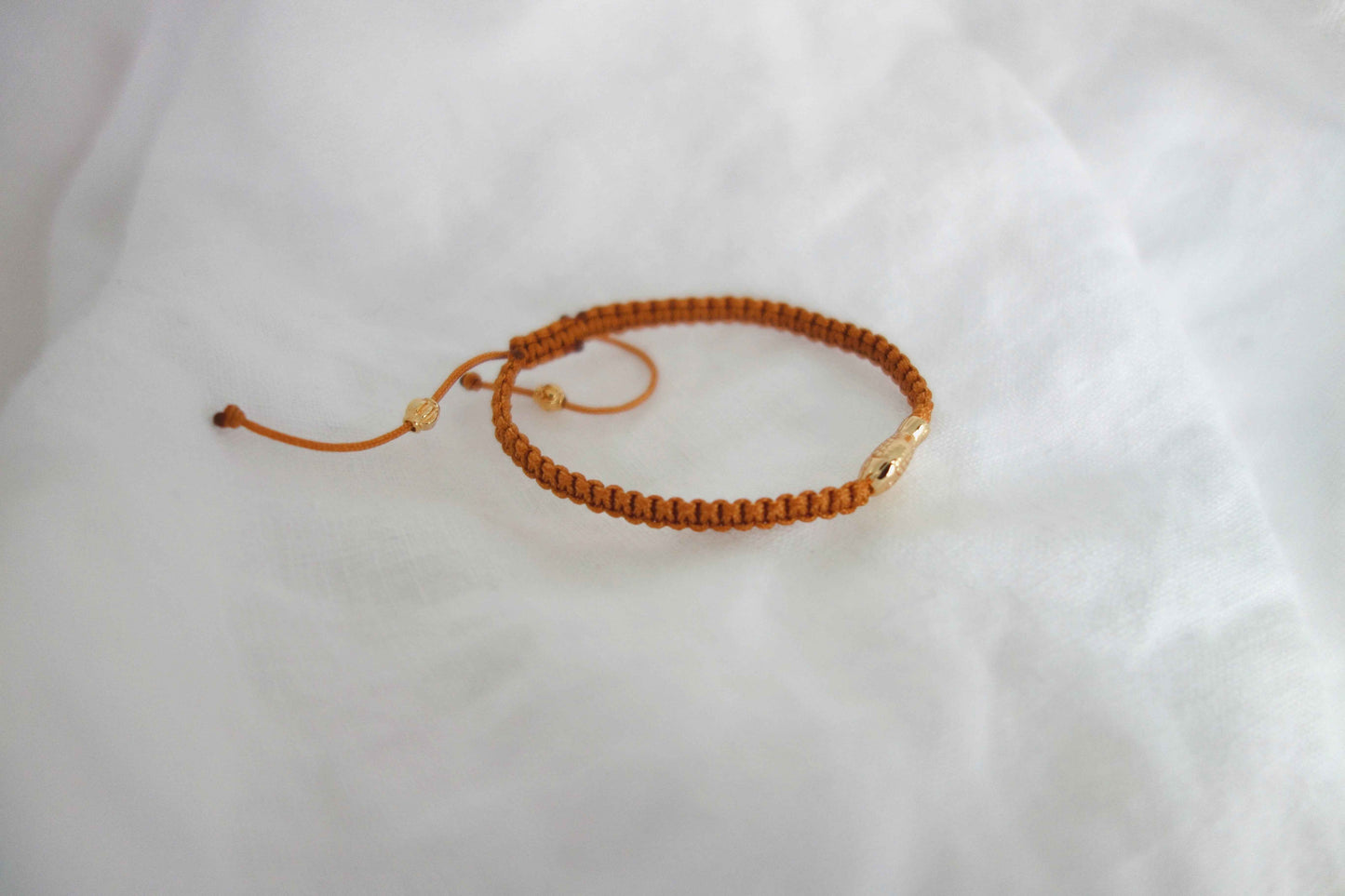 Kinder Macramé-Armband Braun mit goldenem Fisch - Malea.boutique