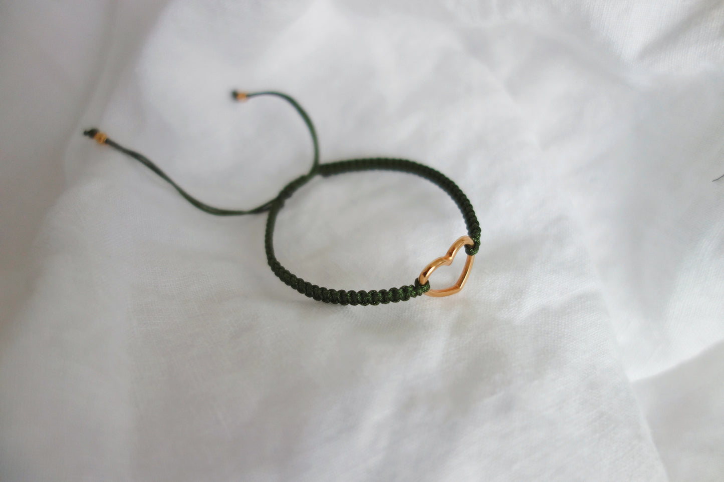 Macramé-Armband dunkelgrün mit goldenem Herz Armband Lykke lille