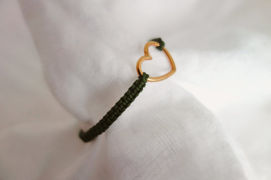 Macramé-Armband dunkelgrün mit goldenem Herz Armband Lykke lille