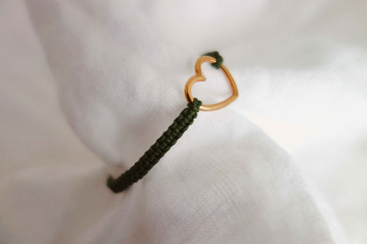 Macramé-Armband dunkelgrün mit goldenem Herz - Malea.boutique
