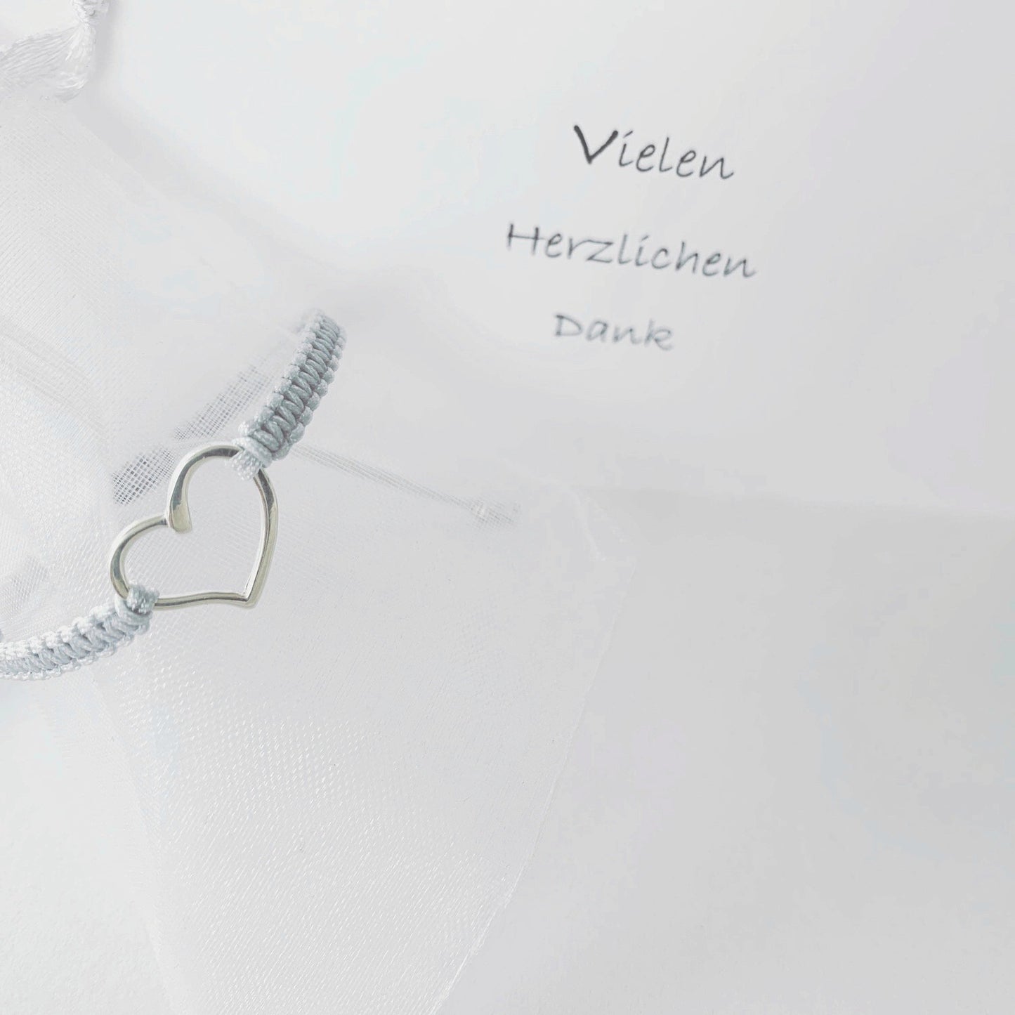 Macramé-Armband hellgrau mit silbernem Herz Anhänger Armband Lykke lille