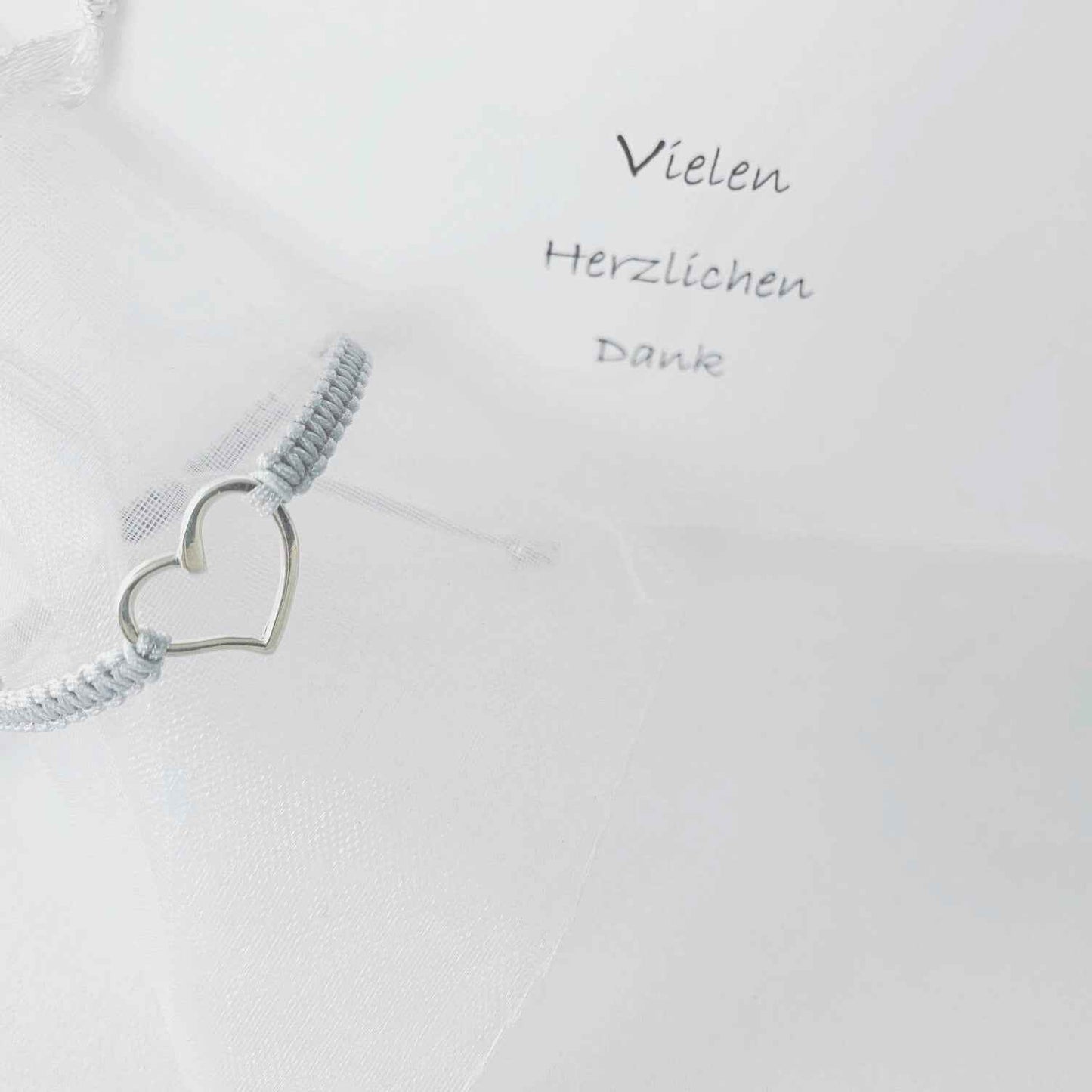 Macramé-Armband mit Herzanhänger in Hellgrau – Stilvolles Accessoire für jeden Anlass - Malea.boutique