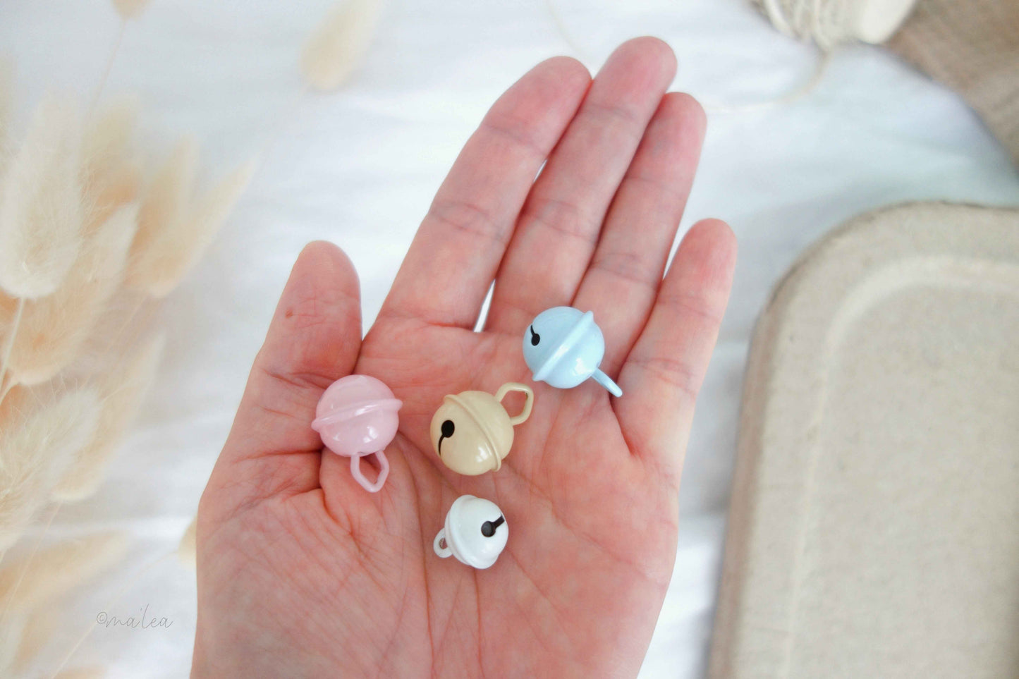 Rollenglöckchen beige 15 mm – Hochwertige Dekoration für Bastelprojekte - Malea.boutique