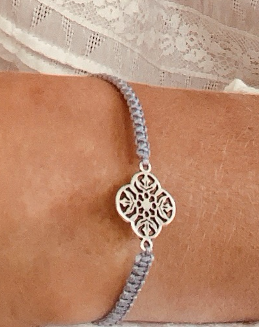 Macramé-Armband hellgrau mit Silberornament